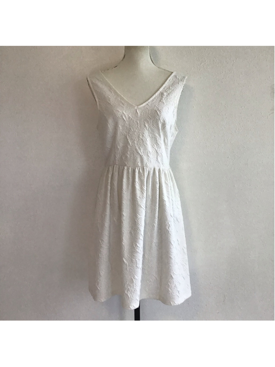 Everly Dresses & Skirts - Everly Women Elegant Summer Fun White Textured V-Neck Mini Dress Size L